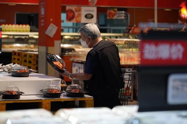 多图直击！沉浸式体验逛超市！看看蔬菜食品有多抢手