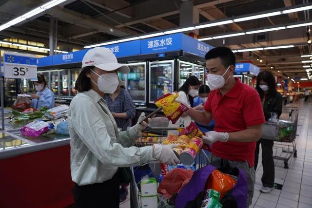 多图直击！沉浸式体验逛超市！看看蔬菜食品有多抢手