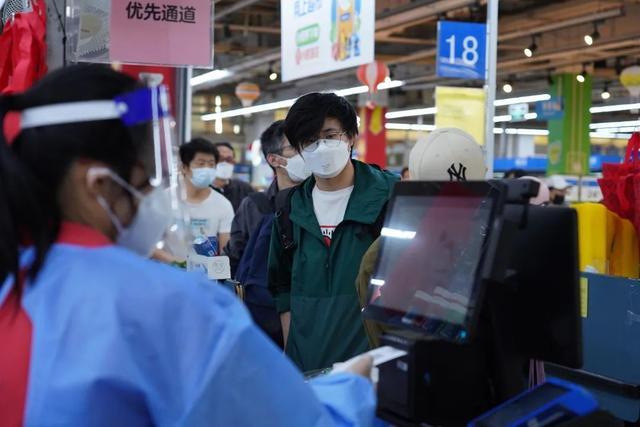 多图直击！沉浸式体验逛超市！看看蔬菜食品有多抢手