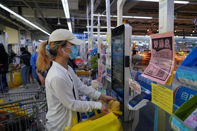 多图直击！沉浸式体验逛超市！看看蔬菜食品有多抢手