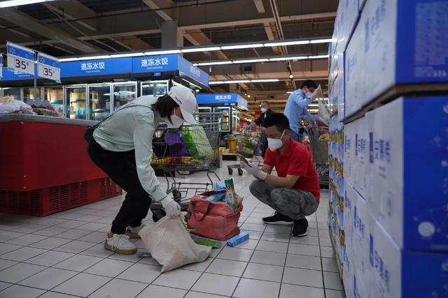 多图直击！沉浸式体验逛超市！看看蔬菜食品有多抢手