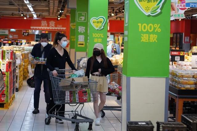 多图直击！沉浸式体验逛超市！看看蔬菜食品有多抢手