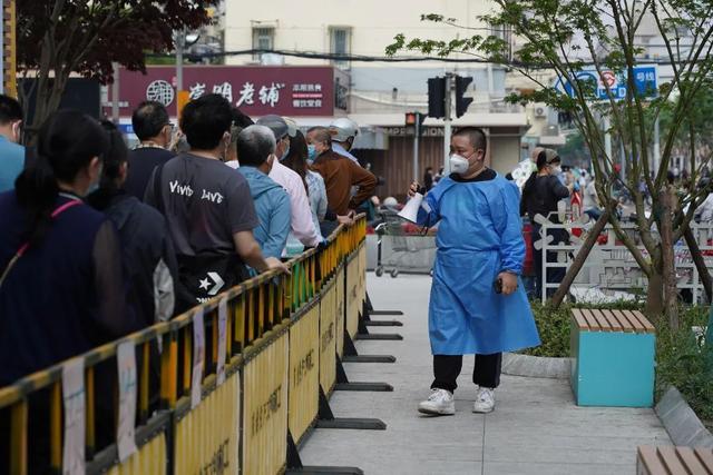 多图直击！沉浸式体验逛超市！看看蔬菜食品有多抢手