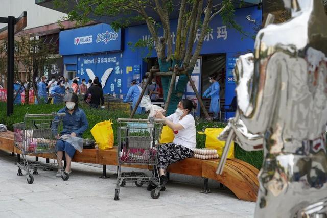 多图直击！沉浸式体验逛超市！看看蔬菜食品有多抢手