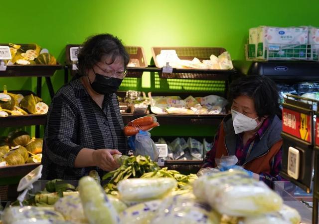 多图直击！沉浸式体验逛超市！看看蔬菜食品有多抢手