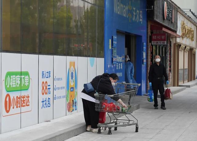 多图直击！沉浸式体验逛超市！看看蔬菜食品有多抢手