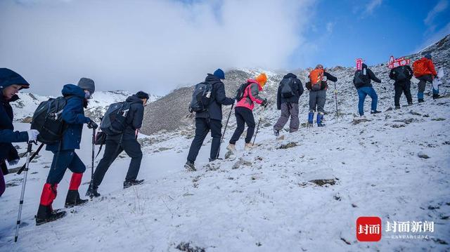 7小时负重前行 2022“为爱攀登”顺利登顶三奥雪山奥太娜峰