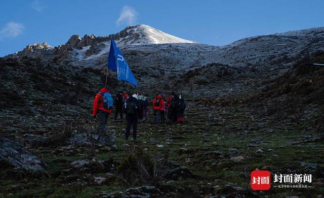 7小时负重前行 2022“为爱攀登”顺利登顶三奥雪山奥太娜峰