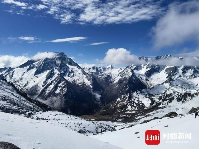 7小时负重前行 2022“为爱攀登”顺利登顶三奥雪山奥太娜峰