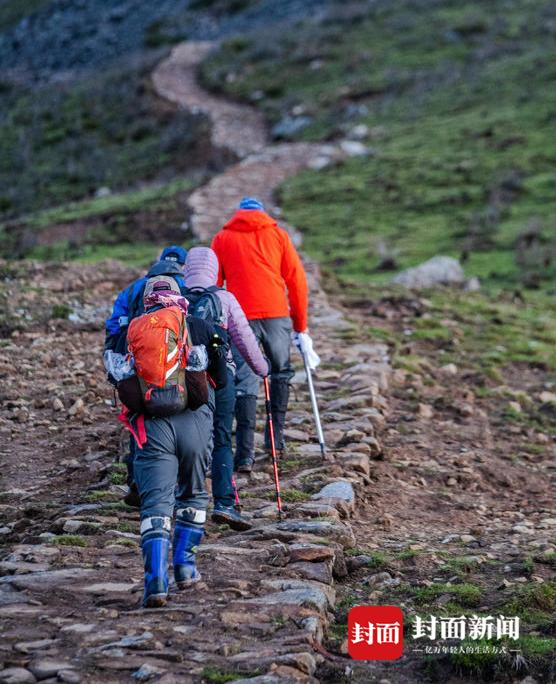 7小时负重前行 2022“为爱攀登”顺利登顶三奥雪山奥太娜峰