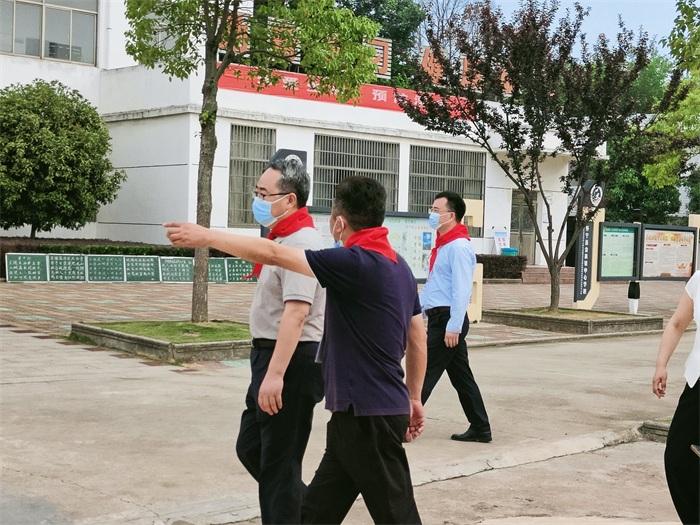 ​怀宁县委县政府领导到金拱镇中心学校进行“六一”慰问