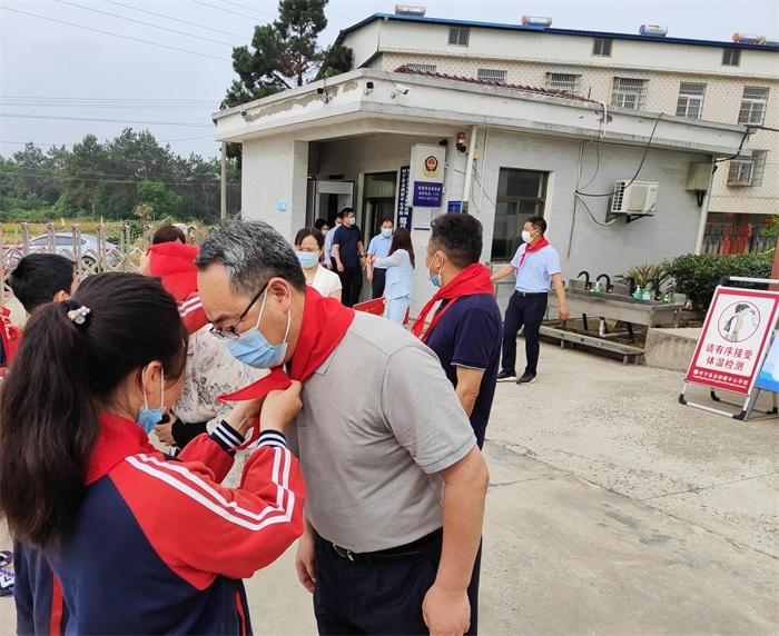 ​怀宁县委县政府领导到金拱镇中心学校进行“六一”慰问