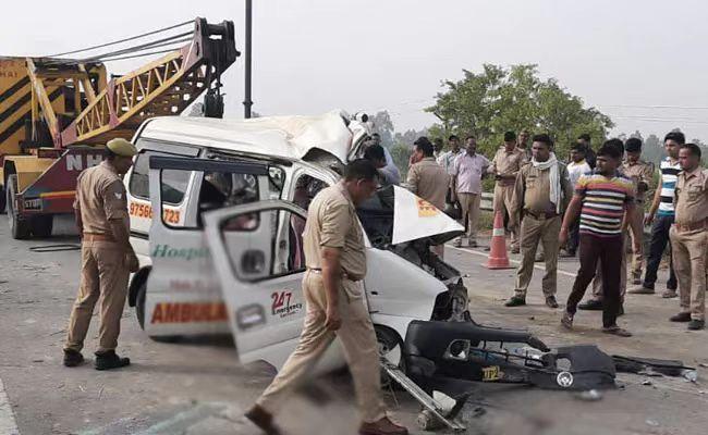 印度一救护车与卡车相撞致7人死亡 车体严重变形