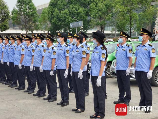 “晴空蓝”亮相！成都交通运输执法人员正式换上新制服