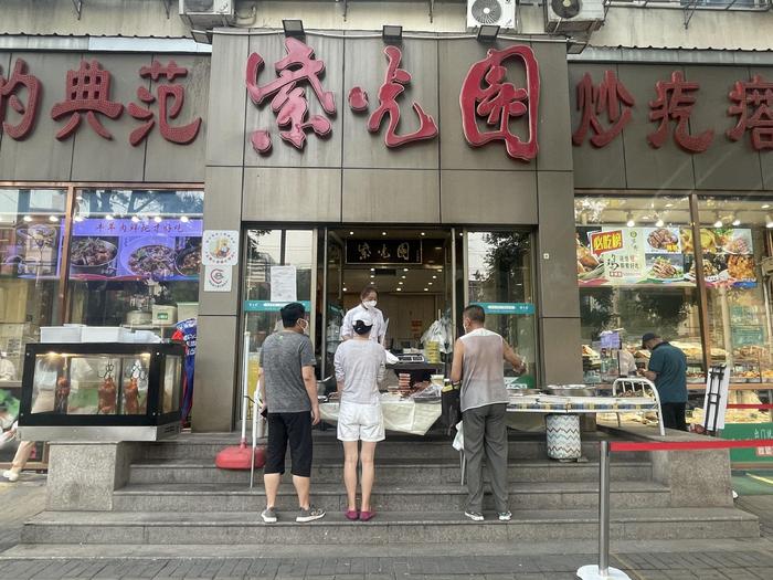 街边摆摊、社区配送、线上直播……疫情中餐饮业“自救指南”带来新机会了吗？