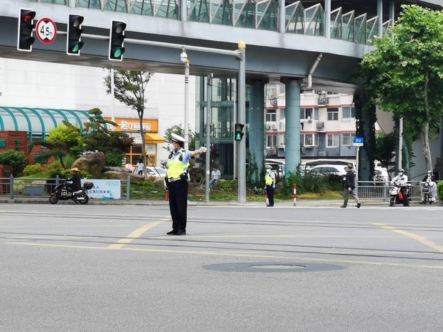 今天的松江街头路口车流量恢复近五成，警方关注重点区域安排警力