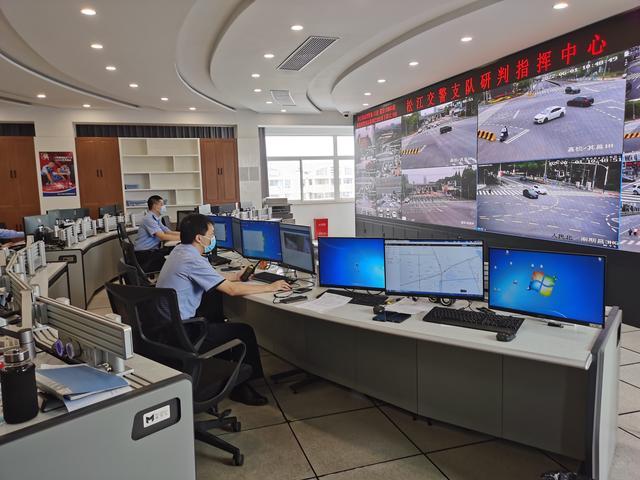 今天的松江街头路口车流量恢复近五成，警方关注重点区域安排警力