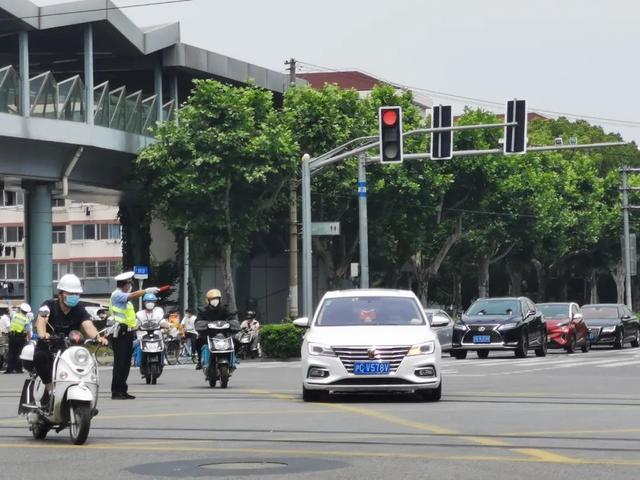 今天，松江城区主要路口的车流量恢复近五成！松江警方提醒……