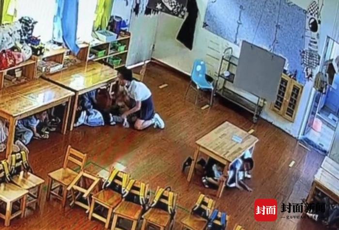 地震时幼儿园老师不顾自己飞奔保护孩子 网友点赞：无愧于“老师”这个职业
