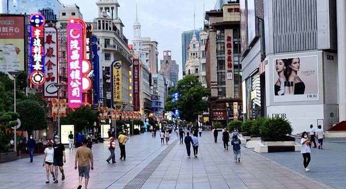 “跑腿小哥”连续30天拍视频记录上海变化：“热闹的城市回来了 ”