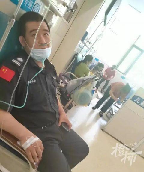 凌晨4点杭州一小区高层冒烟，他背起业主从16楼狂奔而下！80多人15分钟内疏散完毕，怎么做到的？