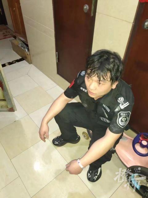 凌晨4点杭州一小区高层冒烟，他背起业主从16楼狂奔而下！80多人15分钟内疏散完毕，怎么做到的？