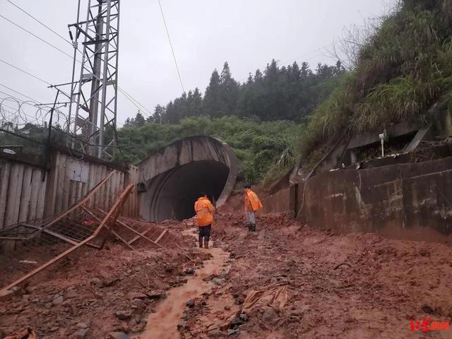 重走D2809次列车事故发生地 村民：雨连下了三周，桥墩护坡的土方三年没长草