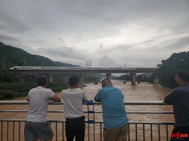 重走D2809次列车事故发生地 村民：雨连下了三周，桥墩护坡的土方三年没长草