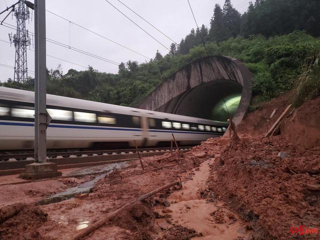 重走D2809次列车事故发生地 村民：雨连下了三周，桥墩护坡的土方三年没长草