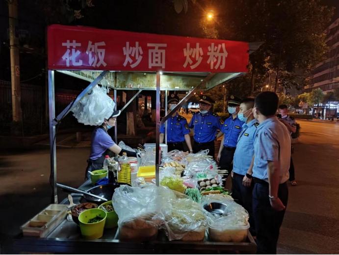 湖北荆门东宝区：夜查校园周边食品流动摊贩 为学生健康安全护航