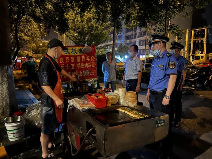 湖北荆门东宝区：夜查校园周边食品流动摊贩 为学生健康安全护航