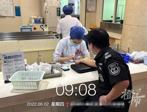 凌晨4点杭州一小区高层冒烟，他背起业主从16楼狂奔而下！80多人15分钟内疏散完毕，怎么做到的？