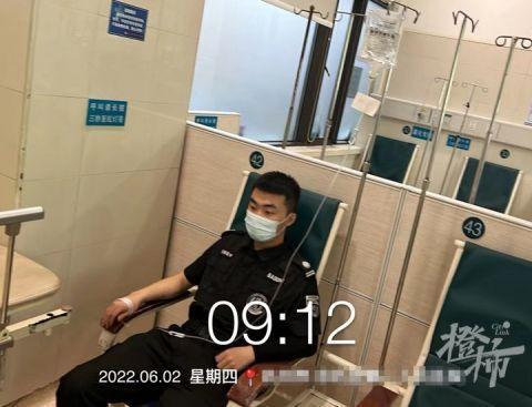 凌晨4点杭州一小区高层冒烟，他背起业主从16楼狂奔而下！80多人15分钟内疏散完毕，怎么做到的？