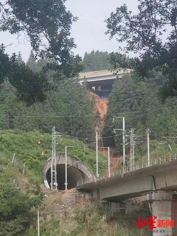 重走D2809次列车事故发生地 村民：雨连下了三周，桥墩护坡的土方三年没长草