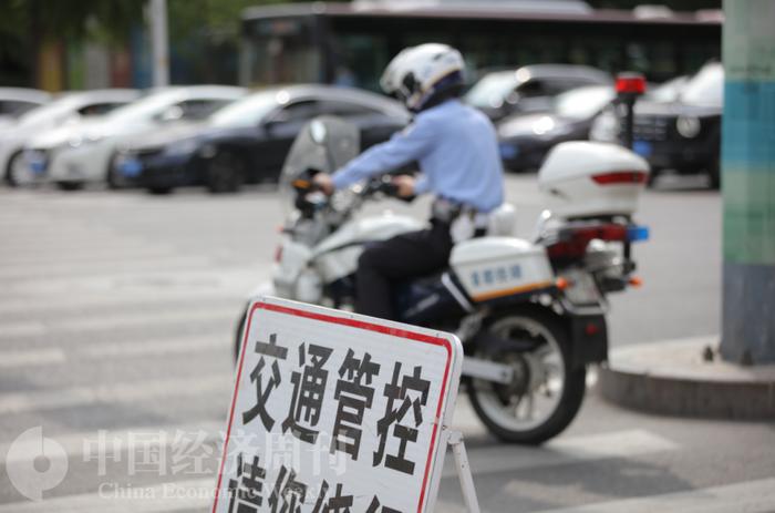 高考首日｜“旗开得胜”“一举夺魁”，家长花式为学子加油