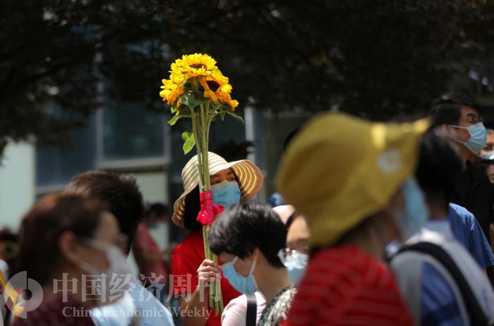 高考首日｜“旗开得胜”“一举夺魁”，家长花式为学子加油