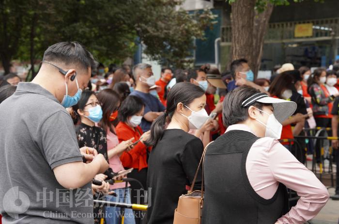 高考首日｜“旗开得胜”“一举夺魁”，家长花式为学子加油