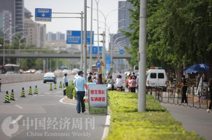 高考首日｜“旗开得胜”“一举夺魁”，家长花式为学子加油