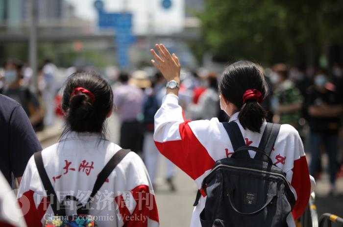 高考首日｜“旗开得胜”“一举夺魁”，家长花式为学子加油