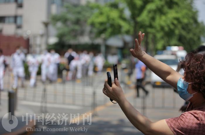 高考首日｜“旗开得胜”“一举夺魁”，家长花式为学子加油