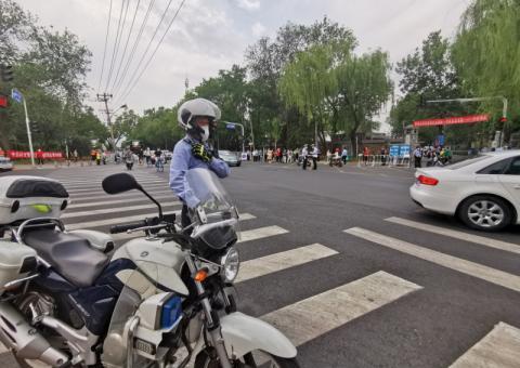 直击高考丨首场考试考生入场结束 部分家长去附近宾馆补觉