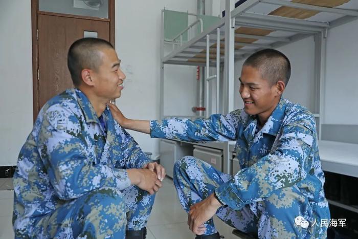 缘分！新兵在军营偶遇大学老师，成了一个连的战友