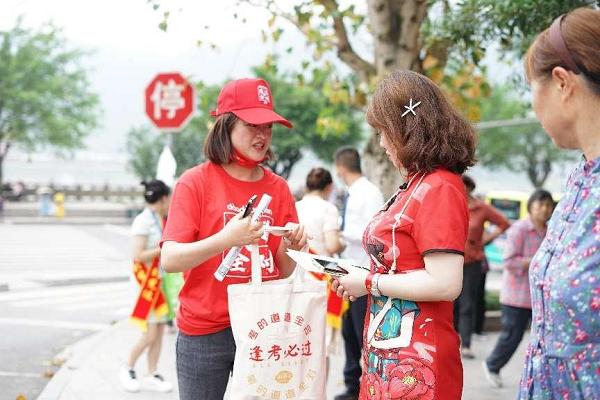 教师“道道全对”红装送考，这是什么神仙师生情！