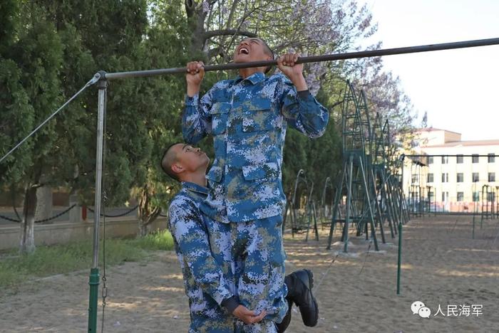 缘分！新兵在军营偶遇大学老师，成了一个连的战友