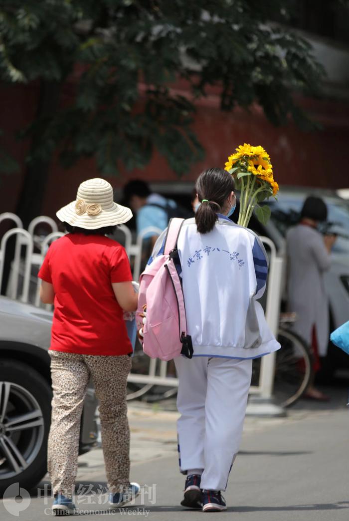 高考首日｜“旗开得胜”“一举夺魁”，家长花式为学子加油