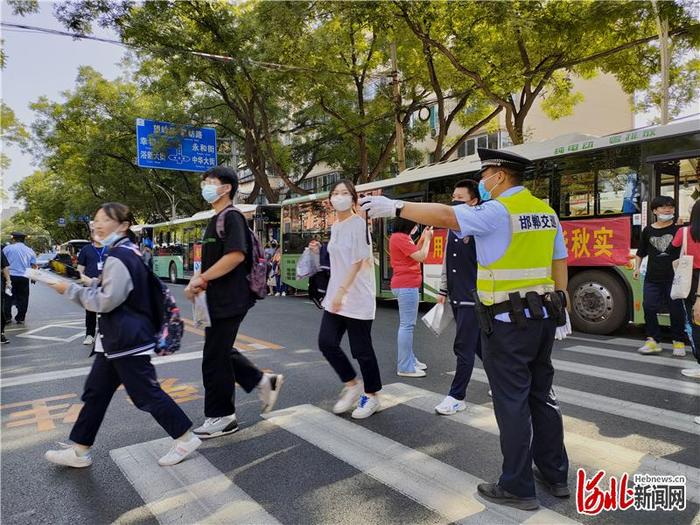 河北邯郸交巡警对高考考点周边道路实行交通管控