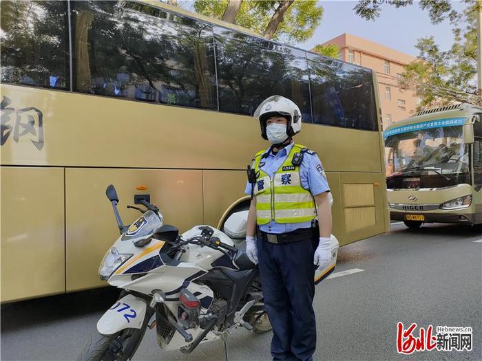 河北邯郸交巡警对高考考点周边道路实行交通管控