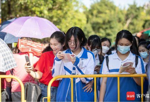 原创组图｜海口一中考点 考生怀揣梦想步入考场