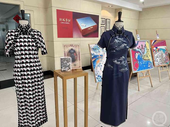 ▲秀娘丝绸展厅中展示的《传家》中钟灵和钟玉所穿的旗袍。图片来源/上游新闻记者时婷婷