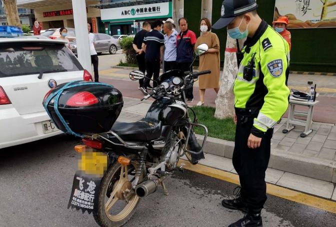 男子高考考场旁骑摩托车“炸街” 交警快速处置